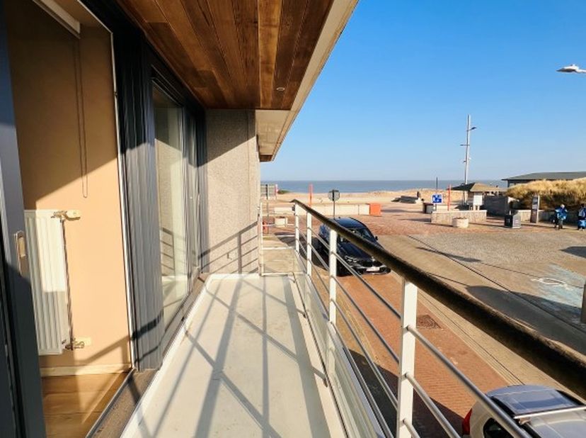 Modern en zeer lichtrijk appartement met ruim terras van 6 m² van waar u kan genieten van het prachtige zicht en van de ochtendzon! Dit appartement on