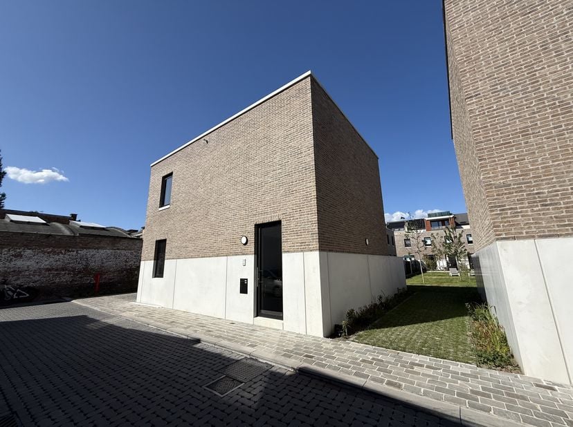 Deze woning te huur in Antwerpen-Zuid ligt op een steenworp van alle hotspots en het bruisende Zuid. Het is gelegen in een rustige gezellige woonwijk.