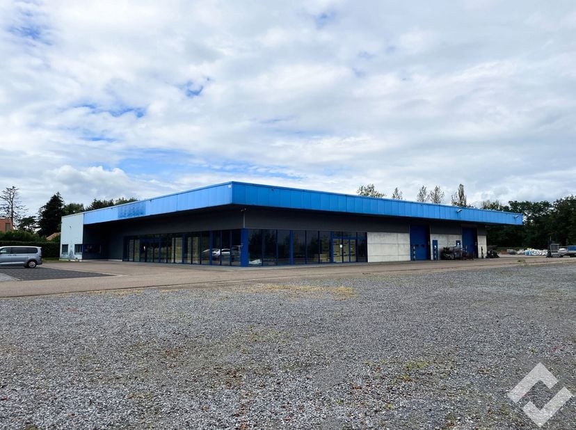 Op zoek naar een ruime en indrukwekkende locatie voor uw bedrijf? Dit uitzonderlijke showroompand op een perceel van maar liefst 1,2 hectare biedt all