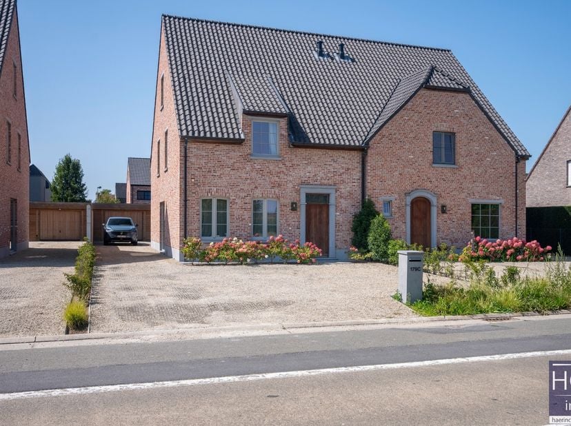 De ligging&lt;br /&gt;
Deze ruime nieuwbouwwoning (bouwjaar 2022) is gunstig gelegen, vlakbij het centrum van Deinze. Dankzij de goede verbinding met divers