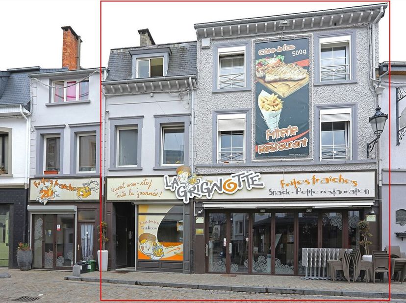 Gebouw met commercieel gelijkvloers +/- 145 m², 1 appartement en 8 studio&#039;s ligt in het centrum van Bouillon-sur-Semois.&lt;br /&gt;
Het appartement ,op 2 n