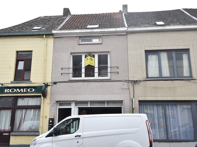 Deze kleinschalige meergezinswoning bestaat uit twee wooneenheden en een garage en is ideaal gelegen, &lt;br /&gt;
op wandelafstand van winkels, openbaar ve