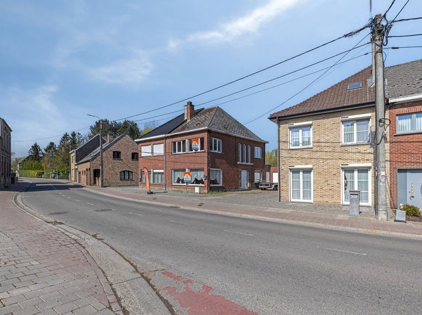 Te Denderhoutem vinden we deze renovatiewoning met 2 slaapkamers. Alle voorzieningen zoals scholen, winkels, ontspanning, openbaar vervoer en het stat