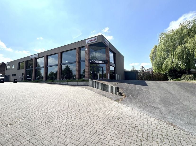 Commercieel gelegen TOONZAAL/WINKEL/KANTOREN + WOONST met visibiliteit! Ideaal voor mensen op zoek naar RUIMTE met VISIBILITEIT/COMMERCIËLE LOCATIE. G