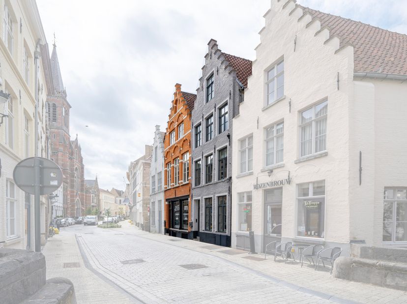 Ontdek deze unieke eigendom gelegen in de prestigieuze Vlamingstraat, midden in het historische centrum van Brugge. Deze charmante herenwoning uit 171