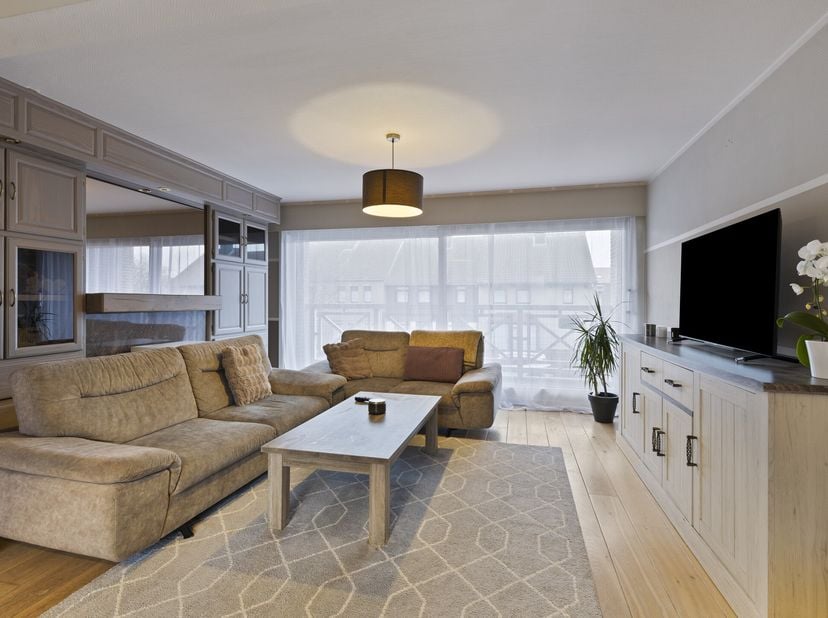 Deze instapklare bel-etage te koop in Beveren-Leie heeft 4 kamers en zuidgerichte tuin met terras en ligt op een perceel van ca. 350m². Naast de inpan