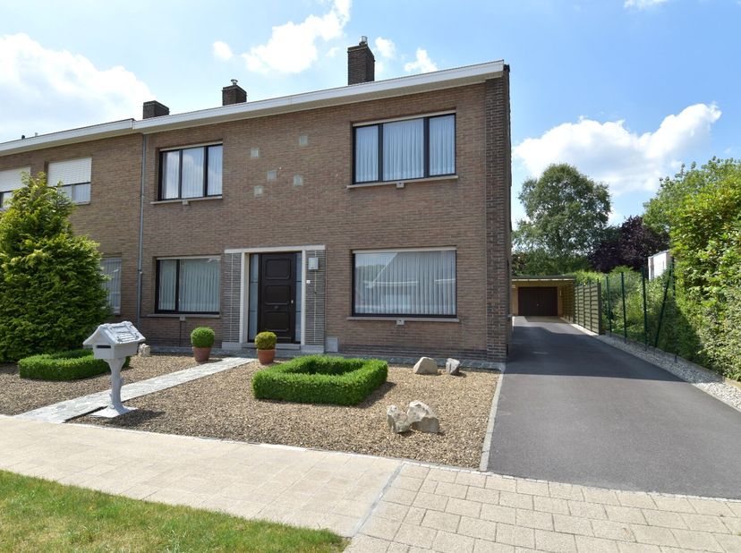 Welkom in deze aangenaam ruime en piekfijn onderhouden woning, gelegen in een rustige en kindvriendelijke buurt te Marke. Hier geniet u van alle rust