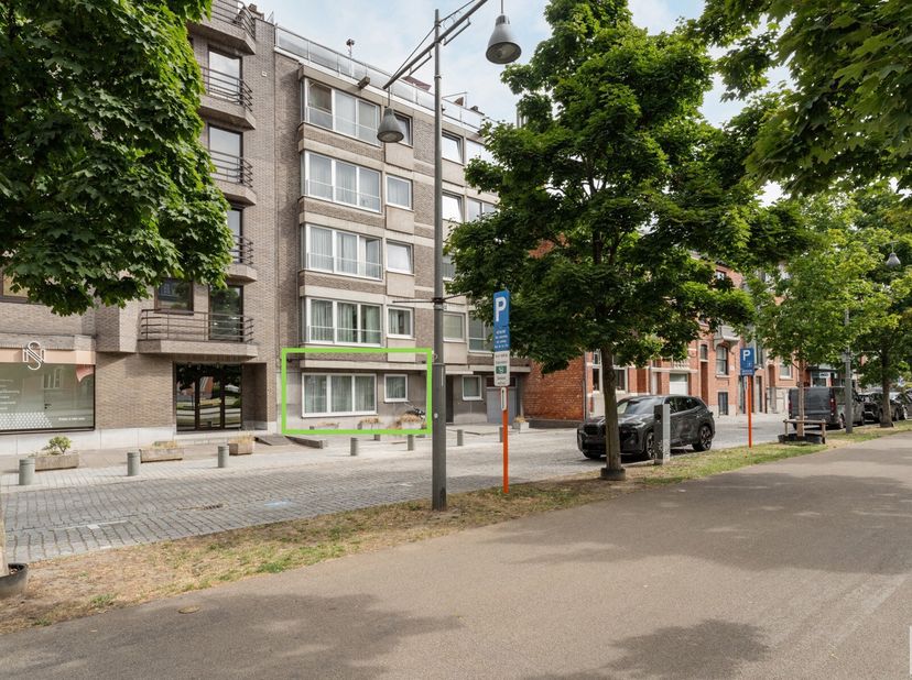 ALGEMEEN:&lt;br /&gt;
Te renoveren gelijkvloers appartement met zeer ruim terras!&lt;br /&gt;
INDELING: gelijkvloers: inkomhal met apart toilet, living, keuken, b
