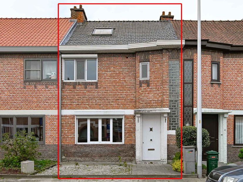WONING MET BINNENKOER &lt;br /&gt;
 &lt;br /&gt;
Woonhuis met de volgende indeling: inkom, spender, living, keuken, badkamer (ligbad, toilet, lavabo), binnenkoer