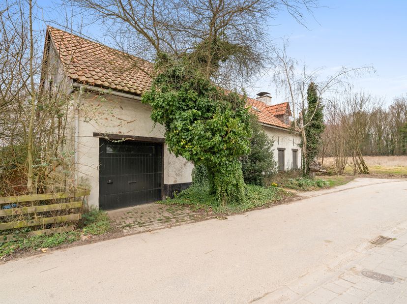 Ben jij op zoek naar een renovatieproject met veel mogelijkheden in een rustige straat te Papegem? Dan is deze woning in de Benedenstraat echt iets vo