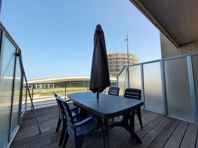 Studio meublé avec coin nuit à louer avec vue sur le casino et la mer.&lt;br /&gt;
La résidence est bien située, avec un accès direct à la plage et à la dig