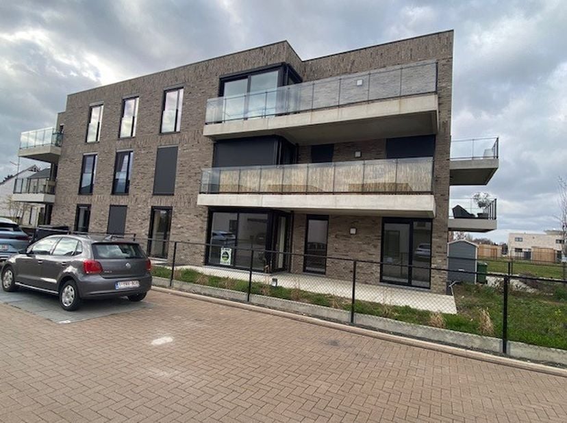 Dit mooie appartement is gelegen binnen het project Bivelenhof te Bilzen.  Een nieuwbouwproject gelegen in Nerem Bilzen.&lt;br /&gt;
In 10 minuutjes wandel