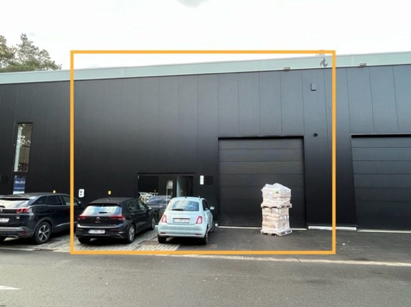 CENTRAAL GELEGEN BEDRIJFSUNIT (NIEUWBOUWWAARDIG (BJ 2021)) VAN 252M2 EN 2 PARKEERPLAATSEN TE HASSELT!&lt;br /&gt;
Deze bedrijfsunit vinden we terug op Stads
