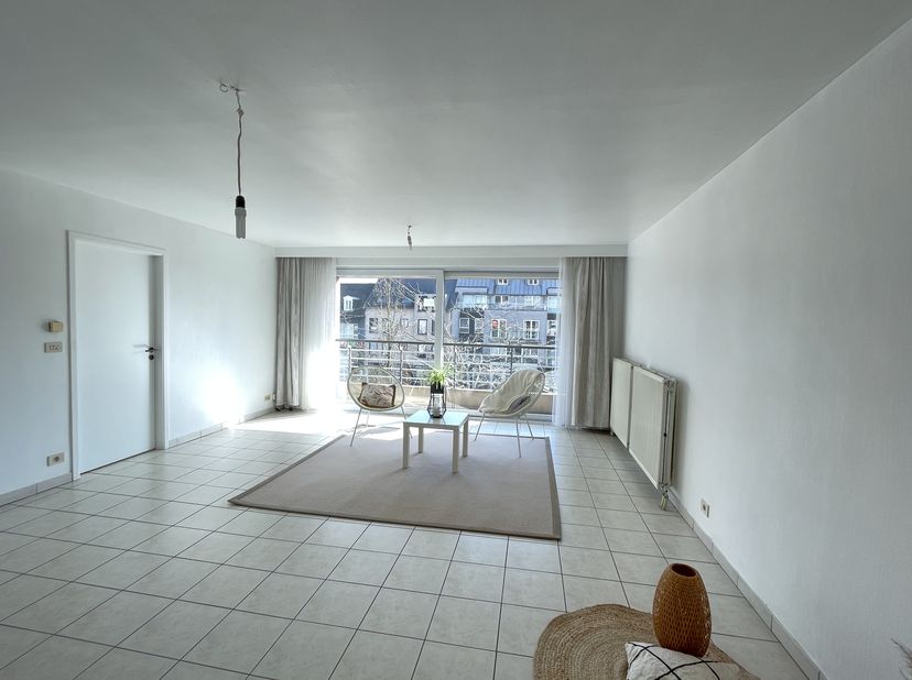 Uiterst centraal gelegen zonnig 2 slk-appartement 94 m² mét garage&lt;br /&gt;
Veemarkt 53 Kortrijk – 2de verdieping (lift aanwezig) in klassevolle Resident