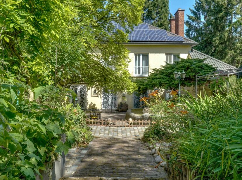 EXCLUSIEVE VILLA + BOUWGROND IN DOODLOPENDE STRAAT&lt;br /&gt;
&lt;br /&gt;
Deze energiezuinige en statige villa treffen we aan op het einde van een doodlopende s