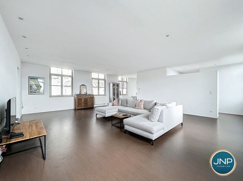 JNP Immobilier a le plaisir de vous présenter ce magnifique loft situé dans le quartier historique, plus précisément, au pied du Mont Saint-Martin. Si