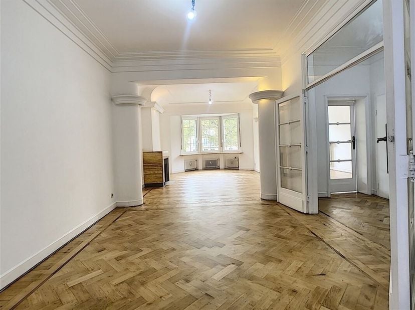 Franklin Rooseveltlaan SUPERB CHARACTER appartement +/- 160 m² &lt;br /&gt;
Gerenoveerd parketvloer en hoge plafonds bestaande uit zeer mooie ontvangstruimt