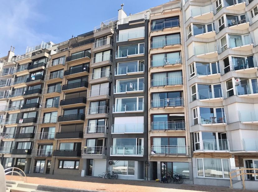 Volledig luxueus gerenoveerd appartement dewelke voor 11 maanden gehuurd kan worden.  (niet beschikbaar tijdens de maand juli).  Uiteraard betaalt u t