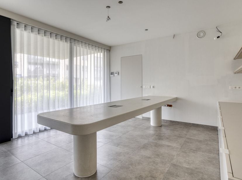 Dit nieuwbouw commercieel pand heeft een totale oppervlakte van ca. 117m². Het pand is heel energiezuinig (label A, E-peil 17). Er is ook een tuin van