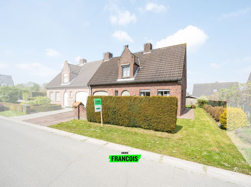 In een rustige wijk, op wandelafstand van het centrum van Veldegem, bieden wij u deze zeer verzorgde HOB  aan op een perceel van 383 m². Gelegen op bo