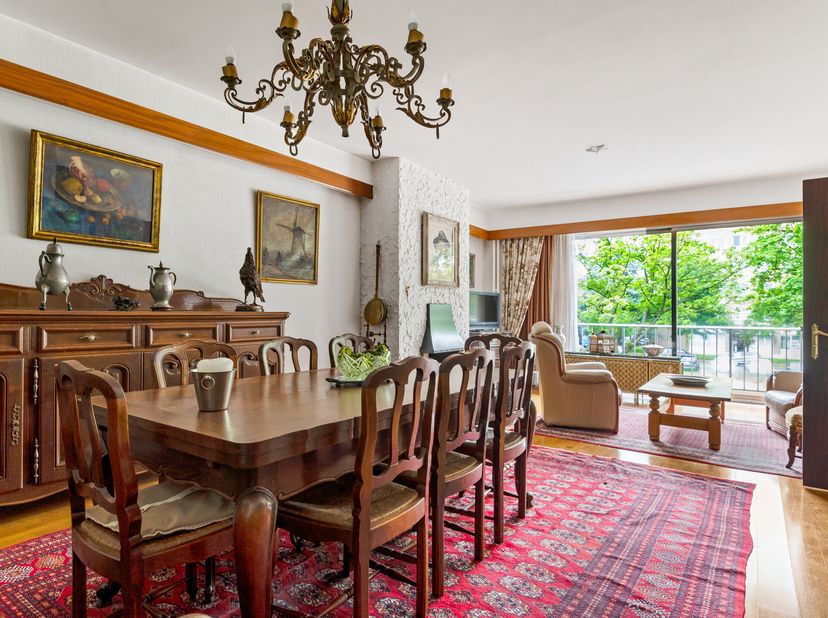 We treffen dit mooie en ruime appartement op de eerste verdieping van een correct onderhouden gebouw in het hart van de gegeerde Buizegem-wijk. Het da