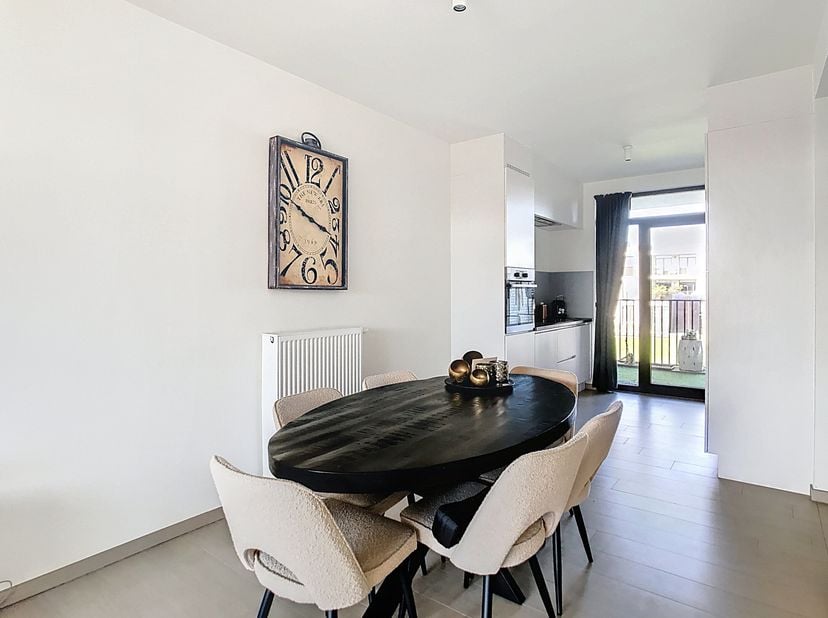 Dit instapklare appartement biedt een aangename woonervaring dankzij de ruime inkomhal, een lichtrijke woonkamer met open en volledig ingerichte keuke