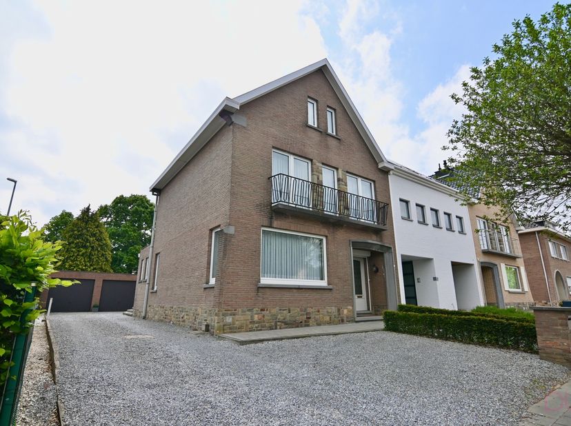 Deze charmante, halfopen bebouwing met een knappe voorgevel bevindt zich op wandelafstand van het centrum van Sint-Truiden. De woning is lichtjes op t