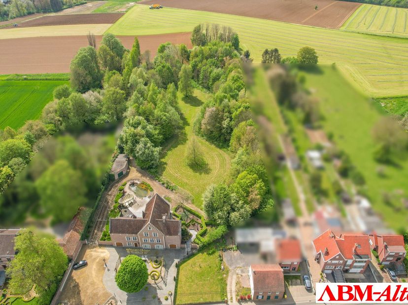 Unieke villa op een zeer groot terrein van ca 1,3 ha gelegen in Lubbeek met mogelijkheid van de combinatie van wonen en werken.
