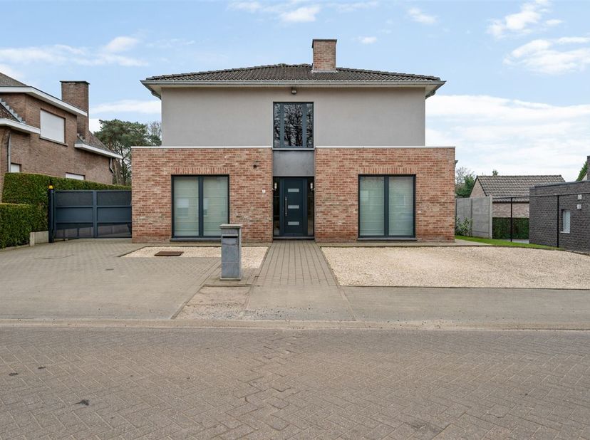 Ligging: deze instapklare woning is gelegen in een groene en rustige woonwijk nabij de abdij van Averbode en de Merodebossen. De omgeving biedt uitgeb
