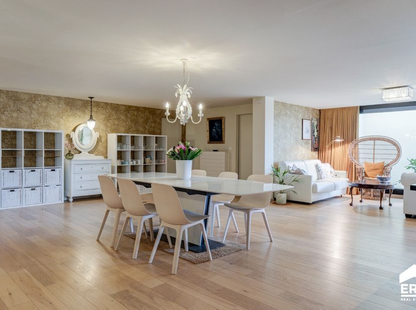 Energiezuinig (EPC label A) én ruim appartement met 3 slaapkamers, zon-gericht terras op een exclusieve locatie in hartje Hasselt. Voor meer informati