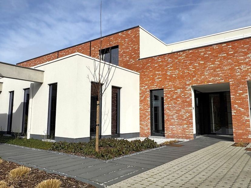 106,25m² casco kantoor of praktijkruimte met 3 privatieve bovengrondse parkeerplaatsen met laadpaal&lt;br /&gt;
Ligging:  in Woonerf Genster in de Maaltebru