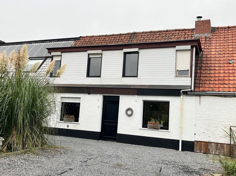 Deze landelijke woning met 2-3 kamers biedt een rustige, groene omgeving en heeft een aangename indeling. De woning bestaat uit een inkomhal, een geze