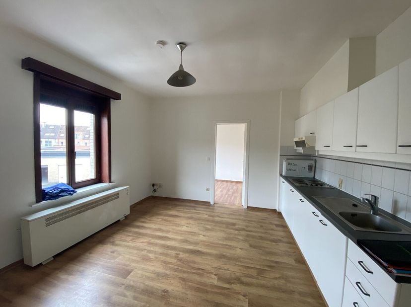 Op een toplocatie nabij het station, winkels, scholen en alle nodige faciliteiten, bieden wij u dit rustig gelegen appartement met één slaapkamer op d