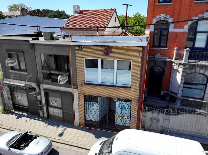 Sous sol de ±12m² :&lt;br /&gt;
-Cave de ±10m²,&lt;br /&gt;
Rez de chaussée de ±145m²:&lt;br /&gt;
-Salon sur plarquet laminé de ±23m²,&lt;br /&gt;
-Hall sur carrelage avec e