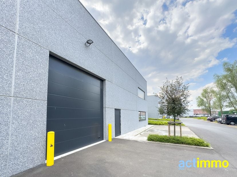 KMO loods van 233 m² + parking. Goed onderhouden en gemakkelijk toegankelijke bedrijvenzone. Directe nabijheid van hoofdwegen en snelwegen. Sectionale