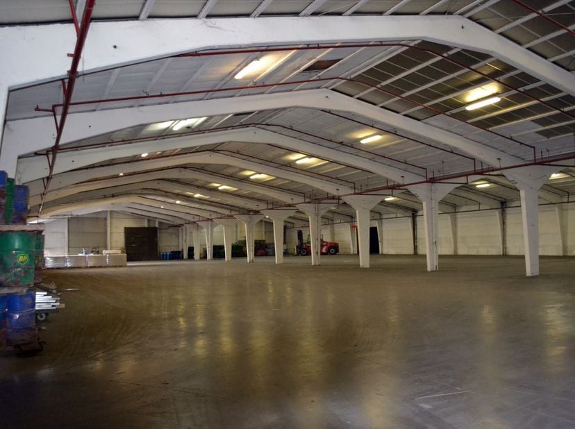 Magazijn/opslagruimte te huur met een oppervlakte van 6.800m2. Commerciële ligging met vlotte verbinding naar op- en afrit van Waregem. Het gebouw is