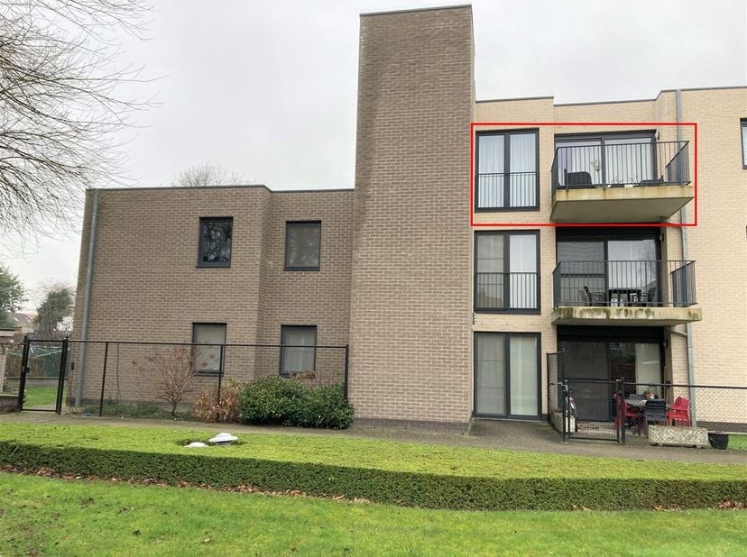 Appartement met 2 slaapkamers, terras, autostaanplaats en kelderberging op rustige ligging in Lier&lt;br /&gt;
Ligging: Het appartement is centraal maar toc