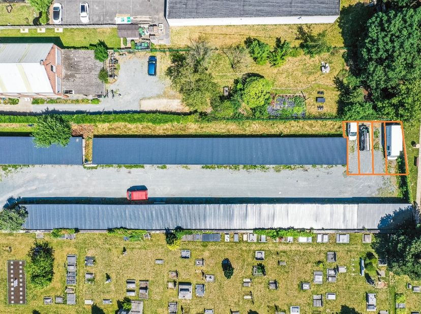 Mogelijkheid om 1 of meerdere parkings aan te kopen in het centrum van Sint-Gillis Dendermonde.  Ideaal voor het stallen van een Mobilhome, caravan,..
