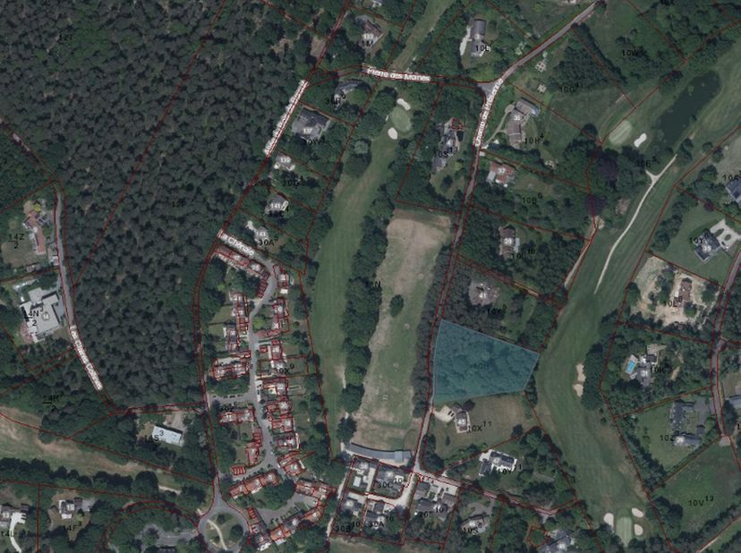 un des dernier terrain exceptionnel situé au cur du prestigieux quartier du Bercuit, en face du practice de golf du célèbre Golf du Bercuit. Offrant u
