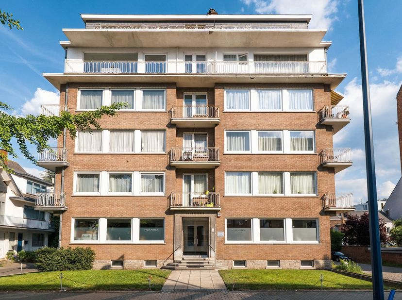 Jambes, au cur de la ville, APPARTEMENT (3ch+Bureau+1sdb) situé au 3ème étage dune belle résidence, proche de toutes les commodités Cet appartement es
