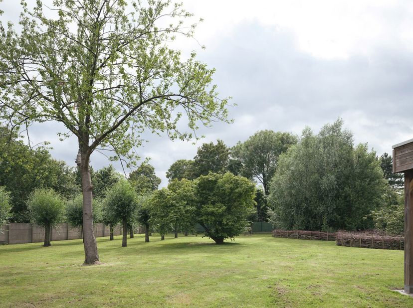 Dit prachtig ingerichte en gerenoveerd pand huisvest op een steenworp van de Katelijnepoort en het historische stadscentrum van Brugge. Ooit nog de wo