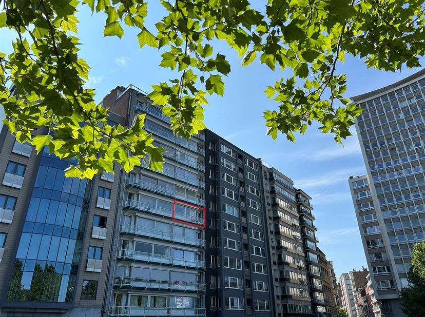 Situé au coeur du centre-ville, profitant d&#039;une superbe vue sur la Meuse, ce bel appartement  se trouve au 5ème étage d&#039;une résidence parfaitement ten