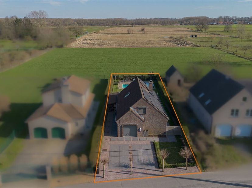 Ontdek deze instapklare open bebouwing met zwembad en prachtig landelijk uitzicht gelegen op een perceel van 7a 42ca te Rossem! Deze solide woning is