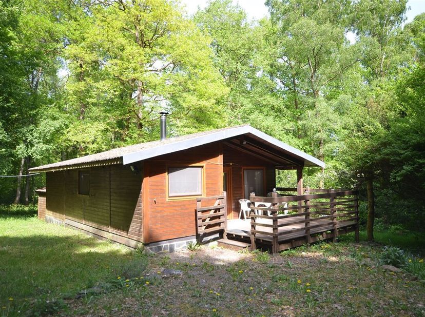 Vous rêvez de calme, de nature et dun cadre verdoyant ? Ce chalet de 60 m² situé à Oignies, au coeur du paisible Domaine des Nobertins, est fait pour