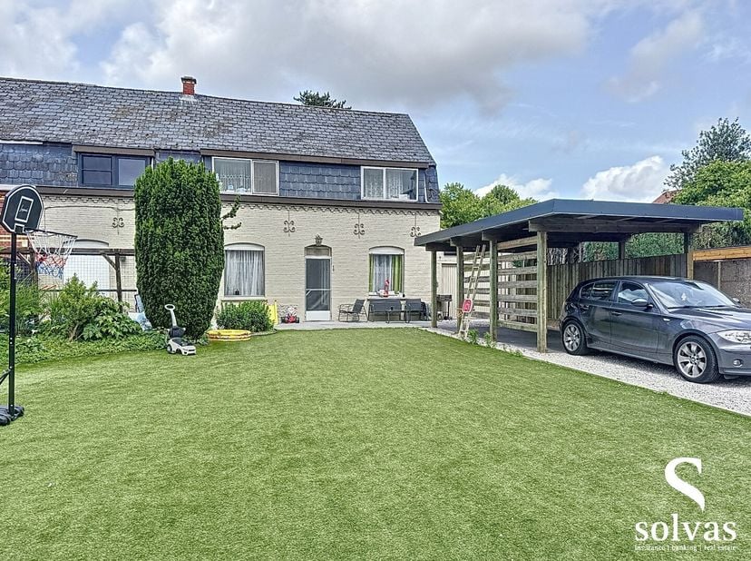 Bent u op zoek naar een veelzijdige woning waar rust, ruimte én bereikbaarheid centraal staan? Dan is deze kangoeroewoning, gelegen in een rustige str