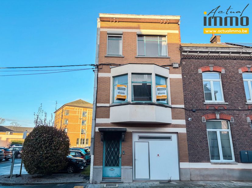 Spacieuse Maison bel-étage à rénover avec garage et jardin située à La Louvière. Idéal pour un premier achat ou un investissement. Surface selon PEB :