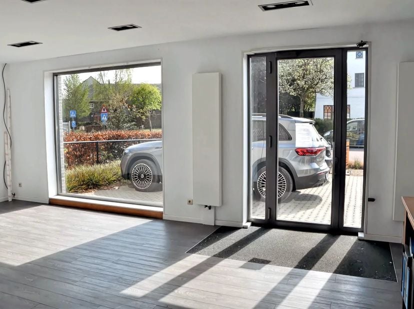 HANDELGELIJKVLOERS/KANTOOR VAN 76 M² MET VEEL LICHTINVAL IN STEVOORT&lt;br /&gt;
Op zoek naar de ideale kantoorruimte of een nieuwe locatie voor uw zaak? On