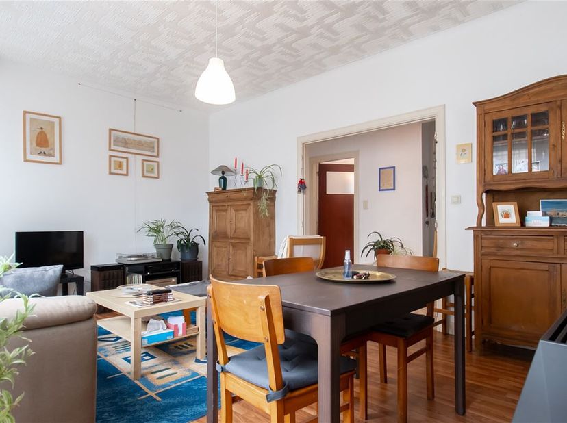 APPARTEMENT DE 85M² (SURFACE BÂTIE) - 2 CHAMBRES -PEB D - PROCHE DES COMMODITÉS ! &lt;br /&gt;
Situé au 4ème étage d&#039;un immeuble avec ascenseur, vous pourre
