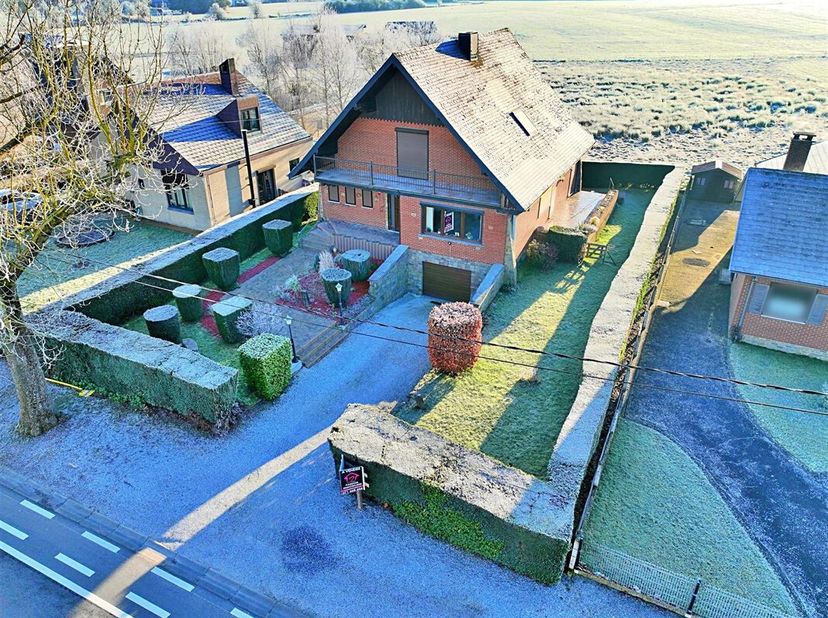 Spacieuse villa des années 70, située à Frasnes-lez-Couvin. &lt;br /&gt;
Celle-ci se compose de la manière suivante : &lt;br /&gt;
Au rez-de-chaussée : hall dentr