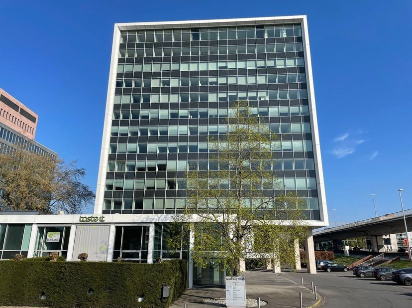 Magnifiek gelegen high-end kantoren van 288 m² te huur AAN afrit 1 (Ledeberg) van de E17 alsook vlak bij de Gentse stadsring (R40) en station Gent-Sin
